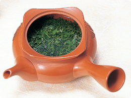 写真:湯量は茶葉が浸るくらいが目安