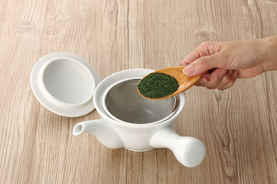写真:急須に茶葉を入れる