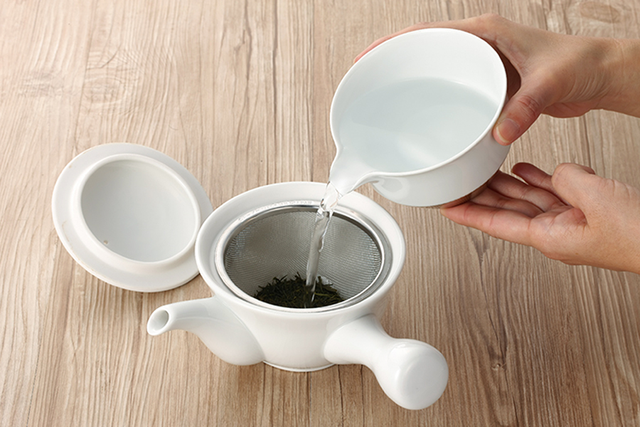 写真:湯冷まししたお茶を急須に入れる